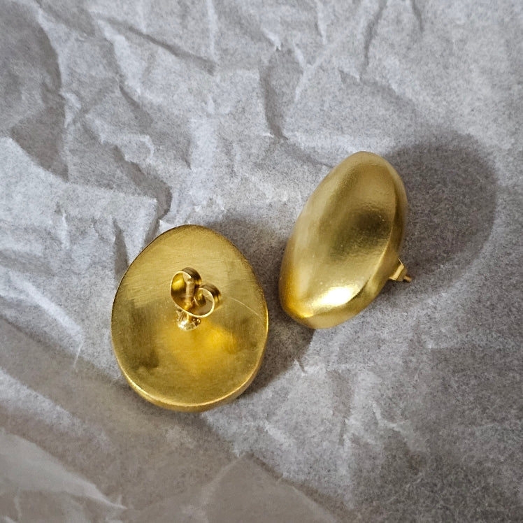 ILLUMINO MATTE OVAL GOLD EARRINGS